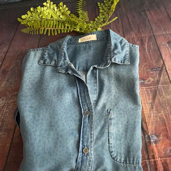Bella Dahl Animal print Chambray Denim look button up Shirt - Picture 2 of 9